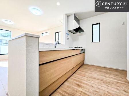 �L�b�`�� ��l�C�̑Ζʎ��V�X�e���L�b�`�����̗p���Ă��܂��I���Ƒ��̃R�~���j�P�[�V���������R�Ƒ�����݌v�ł��B
���q�l�ɂ��ڂ��͂��̂Ŋ������ł��ˁB�L�X�g���ĉ��K�ɍ�Ƃ��i�݂܂��B