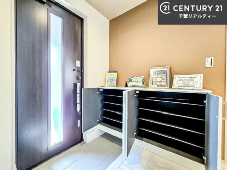 ���� �V���[�Y�{�b�N�X�t���Ȃ̂ŁA���ւ��Еt�����|�������₷���ł��I
�X�b�L���������ւŌ˂��J�����u�ԁA�������̂���S�n������Ԃ��o�}���Ă���܂��B