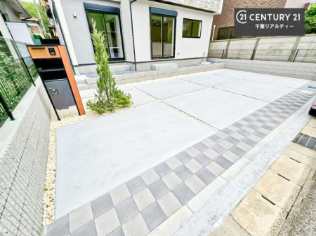 ���ԏ� ���ԃX�y�[�X��3�䕪����܂�(�Ԏ�ɂ��)�I�Z�J���h�J�[�͂������A�o�C�N�⎩�]�ԂȂǂ��u���ꏊ�ɍ���܂���B