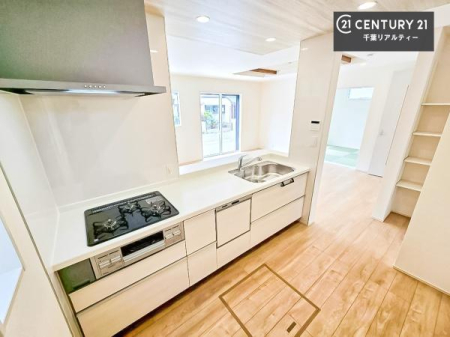 �L�b�`�� ��l�C�̑Ζʎ��V�X�e���L�b�`�����̗p���Ă��܂��I���Ƒ��̃R�~���j�P�[�V���������R�Ƒ�����݌v�ł��B
���q�l�ɂ��ڂ��͂��̂Ŋ������ł��ˁB���[�͂�����܂��I