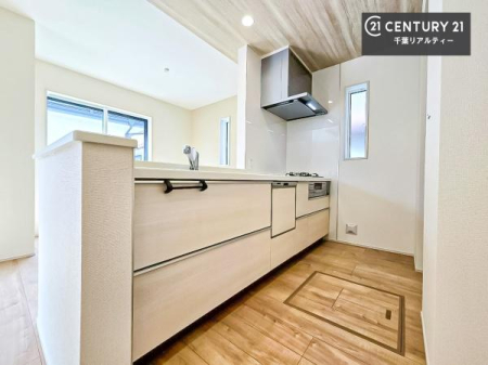 �L�b�`�� ��Ƃ肠�钲���X�y�[�X�ō�Ƃ����₷�����K�ȃL�b�`���ł��I
���q�l�ƈꏏ�ɂ��َq������y���߂�L�X�X�y�[�X�ł��B�y�����������ԂɂȂ肻���ł��ˁI