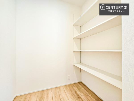 ���[ �p���g���[�t���I���Ă�������A�H�ނ̃X�g�b�N���X�b�L�����ڂ��邱�Ƃ��ł��܂��I
���񌻒n�ł��m���߂��������B