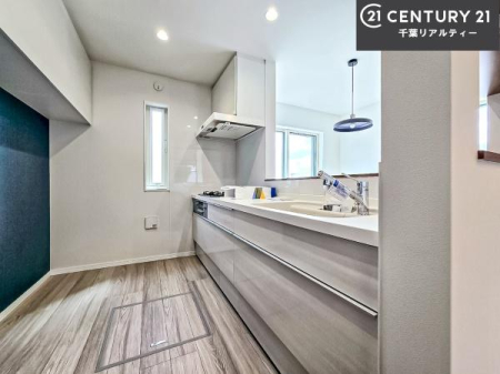 �L�b�`�� ��l�C�̑Ζʎ��V�X�e���L�b�`�����̗p���Ă��܂��I���Ƒ��̃R�~���j�P�[�V���������R�Ƒ�����݌v�ł��B
���q�l�ɂ��ڂ��͂��̂Ŋ������ł��ˁI�L�X�g���ĉ��K�ō�Ƃ��i�݂܂��B