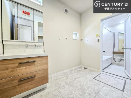 ���ʑ�E���ʏ� �O�ʋ��d�l�̐��ʏ��́A�g�����Ȃ݂����₷������I���͎��[�ɂȂ��Ă��܂��B�h���C���[�₨���ϓ����Еt������̂Ő��ʑ������X�b�L���ƌ����邱�Ƃ��o���܂��I