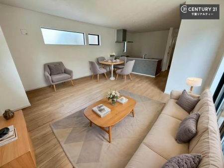 ���r���O �Ƌ��CG�p�[�X�ł��B��؂ȉƑ����W�܂邩�炱��LDK�ɂ͂�����肽���B
�q�����������C�ɏ΂��Ȃ��瑖�����Ă���p�����������u�L���Ƃɂ��ėǂ������v�Ǝv���u�Ԃł��B