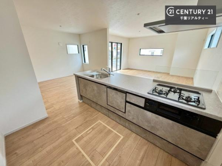 �L�b�`�� ��l�C�̑Ζʎ��V�X�e���L�b�`�����̗p���Ă��܂��I���Ƒ��̃R�~���j�P�[�V���������R�Ƒ�����݌v�ł��B
���q�l�ɂ��ڂ��͂��̂Ŋ������ł��ˁI�L�X�g���ĉ��K�ō�Ƃ��i�݂܂��B