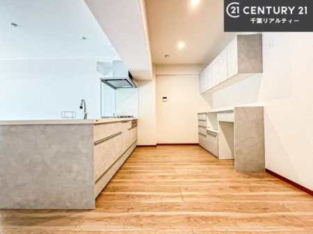 �L�b�`�� �J�b�v�{�[�h�t���̃L�b�`���ł��I
�L�b�`���͉����ƃK�`���K�`���������ł��B�d�q�����W�␆�ъ���u���܂����A��������̐H��͒I�Ɏ��[���\�ł��I