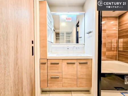 ���ʑ�E���ʏ� �O�ʋ��d�l�̐��ʏ��́A�g�����Ȃ݂����₷������I���͎��[�ɂȂ��Ă��܂��B�h���C���[�₨���ϓ����Еt������̂Ő��ʑ������X�b�L���ƌ����邱�Ƃ��o���܂��I