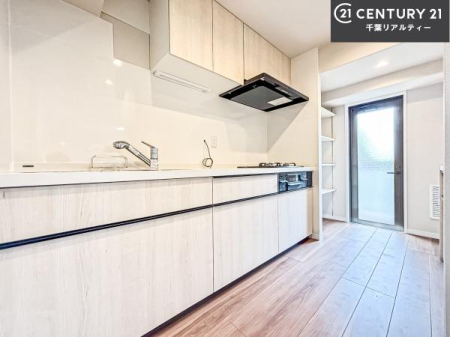 �L�b�`�� ��Ƃ肠�钲���X�y�[�X�ō�Ƃ����₷�����K�ȃL�b�`���ł��I
���q�l�ƈꏏ�ɂ��َq������y���߂�L�X�X�y�[�X�ł��B�y�����������ԂɂȂ肻���ł��ˁI