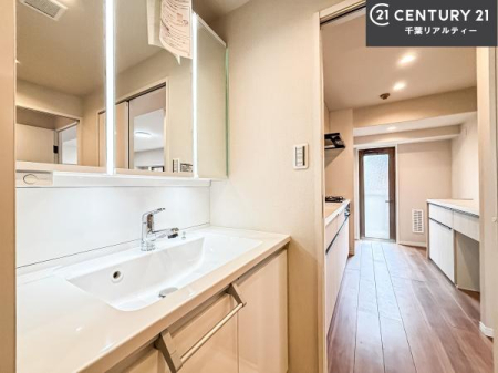 ���ʑ�E���ʏ� �O�ʋ��d�l�̐��ʏ��́A�g�����Ȃ݂����₷������I���͎��[�ɂȂ��Ă��܂��B�h���C���[�₨���ϓ����Еt������̂Ő��ʑ������X�b�L���ƌ����邱�Ƃ��o���܂��I