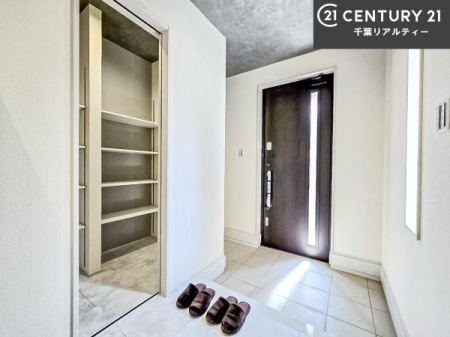 ���� �V���[�Y�{�b�N�X�t���Ȃ̂ŁA���ւ��Еt�����|�������₷���ł��I
�X�b�L���������ւŌ˂��J�����u�ԁA�������̂���S�n������Ԃ��o�}���Ă���܂��B