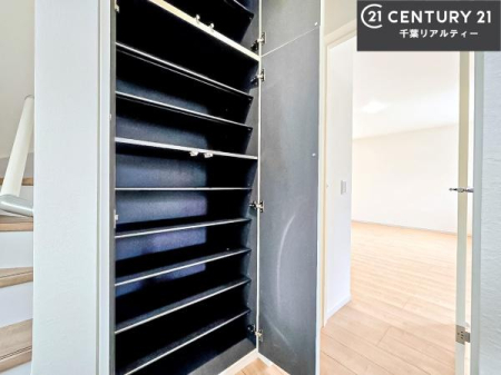 ���� �V���[�Y�{�b�N�X�t���Ȃ̂ŁA���ւ��Еt�����|�������₷���ł��I
�X�b�L���������ւŌ˂��J�����u�ԁA�������̂���S�n������Ԃ��o�}���Ă���܂��B