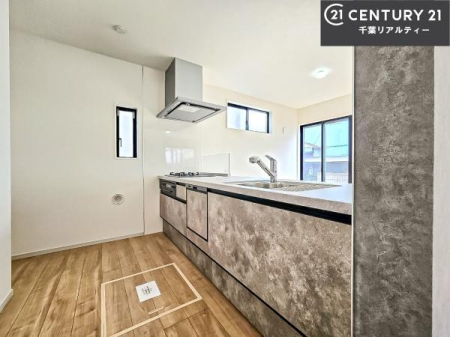 �L�b�`�� ��l�C�̑Ζʎ��V�X�e���L�b�`�����̗p���Ă��܂��I���Ƒ��̃R�~���j�P�[�V���������R�Ƒ�����݌v�ł��B
���q�l�ɂ��ڂ��͂��̂Ŋ������ł��ˁI�L�X�g���ĉ��K�ō�Ƃ��i�݂܂��B