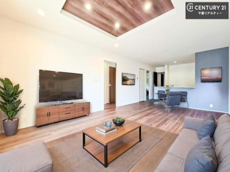 ���r���O �Ƌ��CG�p�[�X�ł��B�J�����̂���L�XLDK�I�\�t�@�[��_�C�j���O�e�[�u����u���Ă������ɂȂ�Ȃ��̂ŉ��K�ɉ߂����܂��I�R�~���j�P�[�V���������₷�����r���O�ł��I