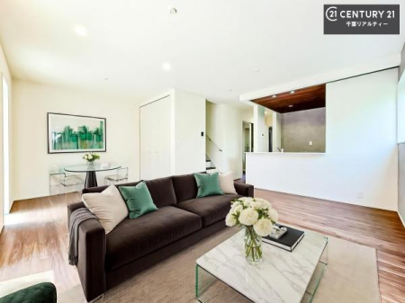 ���r���O �Ƌ��CG�p�[�X�ł��B�J�����̂���L�XLDK�I�\�t�@�[��_�C�j���O�e�[�u����u���Ă������ɂȂ�Ȃ��̂ŉ��K�ɉ߂����܂��I�R�~���j�P�[�V���������₷�����r���O�ł��I