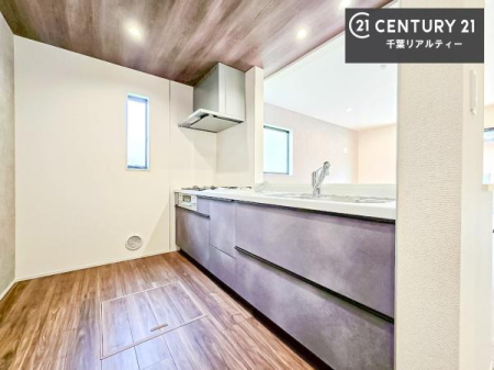 �L�b�`�� ��Ƃ肠�钲���X�y�[�X�ō�Ƃ����₷�����K�ȃL�b�`���ł��I
���q�l�ƈꏏ�ɂ��َq������y���߂�L�X�X�y�[�X�ł��B�y�����������ԂɂȂ肻���ł��ˁI