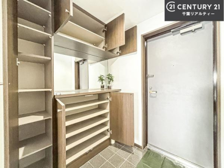 ���� �V���[�Y�{�b�N�X�t���B���ւ��Еt�����|�������₷���ł��I
�X�b�L���������ւŌ˂��J�����u�ԁA�������̂���S�n������Ԃ��o�}���Ă���܂��B