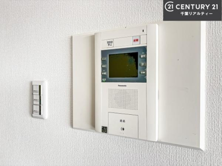 ���̑����� TV���j�^�[�t���C���^�[�z��������A�K��҂��f���Ŋm�F���Ă���Ή��ł��邽�߁A�h�Ɩʂ����S�ł��B���q�l�̂�����Ԏ��ɂ��S�����A���Ƒ��̈��S�E���S�ȕ�炵���T�|�[�g���܂��B