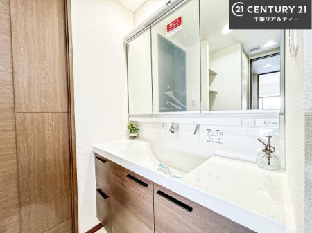 ���ʑ�E���ʏ� �O�ʋ��d�l�̐��ʏ��́A�g�����Ȃ݂����₷������I���͎��[�ɂȂ��Ă��܂��B�h���C���[�₨���ϓ����Еt������̂Ő��ʑ������X�b�L���ƌ����邱�Ƃ��o���܂��I