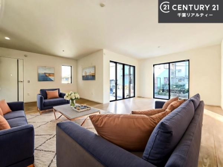 ���r���O �Ƌ��CG�p�[�X�ł��B�J�����̂���L�XLDK�I�\�t�@�[��_�C�j���O�e�[�u����u���Ă������ɂȂ�Ȃ��̂ŉ��K�ɉ߂����܂��I�R�~���j�P�[�V���������₷�����r���O�ł��I