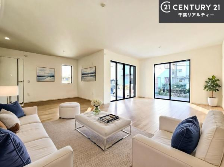 ���r���O �Ƌ��CG�p�[�X�ł��B��؂ȉƑ����W�܂邩�炱��LDK�ɂ͂�����肽���B
�q�����������C�ɏ΂��Ȃ��瑖�����Ă���p�����������u�L���Ƃɂ��ėǂ������v�Ǝv���u�Ԃł��B