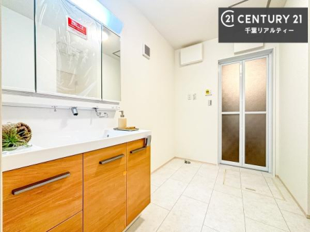 ���ʑ�E���ʏ� �O�ʋ��d�l�̐��ʏ��́A�g�����Ȃ݂����₷������I���͎��[�ɂȂ��Ă��܂��B�h���C���[�₨���ϓ����Еt������̂Ő��ʑ������X�b�L���ƌ����邱�Ƃ��o���܂��I