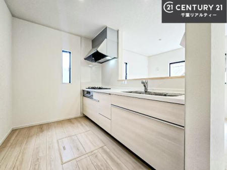 �L�b�`�� ��l�C�̑Ζʎ��V�X�e���L�b�`�����̗p���Ă��܂��I���Ƒ��̃R�~���j�P�[�V���������R�Ƒ�����݌v�ł��B
���q�l�ɂ��ڂ��͂��̂Ŋ������ł��ˁI�L�X�g���ĉ��K�ō�Ƃ��i�݂܂��B