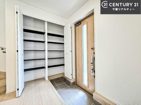 ���� �V���[�Y�{�b�N�X�t���B���ւ��Еt�����|�������₷���ł��I
�X�b�L���������ւŌ˂��J�����u�ԁA�������̂���S�n������Ԃ��o�}���Ă���܂��B