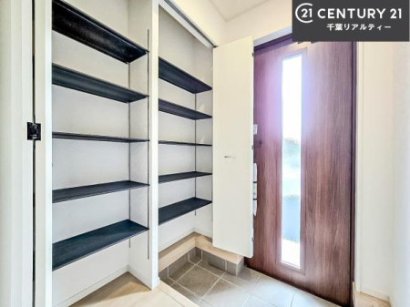 ���� �V���[�Y�{�b�N�X�t���B���ւ��Еt�����|�������₷���ł��I
�X�b�L���������ւŌ˂��J�����u�ԁA�������̂���S�n������Ԃ��o�}���Ă���܂��B