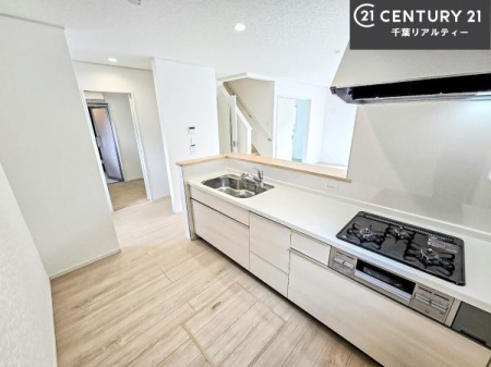 �L�b�`�� ��Ƃ肠�钲���X�y�[�X�ō�Ƃ����₷�����K�ȃL�b�`���ł��I
���q�l�ƈꏏ�ɂ��َq������y���߂�L�X�X�y�[�X�ł��B�y�����������ԂɂȂ肻���ł��ˁI