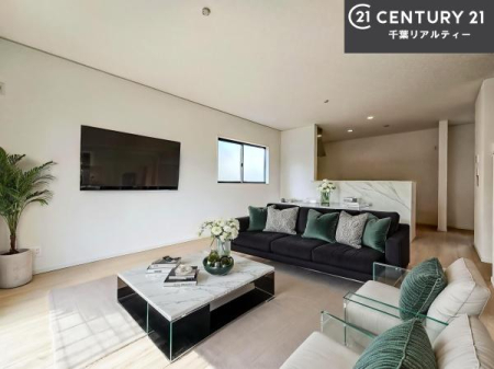 ���r���O �Ƌ��CG�p�[�X�ł��B��؂ȉƑ����W�܂邩�炱��LDK�ɂ͂�����肽���B
�q�����������C�ɏ΂��Ȃ��瑖�����Ă���p�����������u�L���Ƃɂ��ėǂ������v�Ǝv���u�Ԃł��B