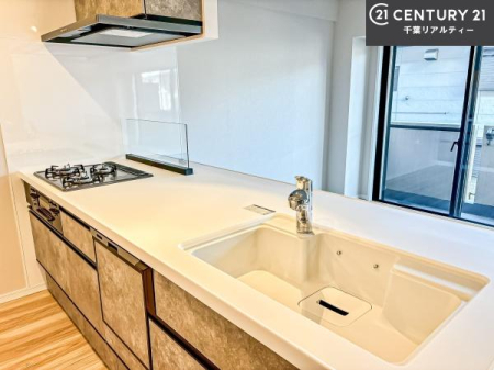 �L�b�`�� ��l�C�̑Ζʎ��V�X�e���L�b�`�����̗p���Ă��܂��I���Ƒ��̃R�~���j�P�[�V���������R�Ƒ�����݌v�ł��B
���q�l�ɂ��ڂ��͂��̂Ŋ������ł��ˁI�L�X�g���ĉ��K�ō�Ƃ��i�݂܂��B