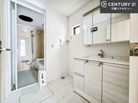 ���ʑ�E���ʏ� �O�ʋ��d�l�̐��ʏ��́A�g�����Ȃ݂����₷������I���͎��[�ɂȂ��Ă��܂��B�h���C���[�₨���ϓ����Еt������̂Ő��ʑ������X�b�L���ƌ����邱�Ƃ��o���܂��I