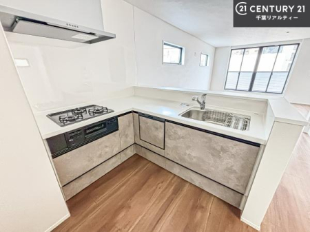 �L�b�`�� ��l�C�̑Ζʎ��V�X�e���L�b�`�����̗p���Ă��܂��I���Ƒ��̃R�~���j�P�[�V���������R�Ƒ�����݌v�ł��B
���q�l�ɂ��ڂ��͂��̂Ŋ������ł��ˁI�L�X�g���ĉ��K�ō�Ƃ��i�݂܂��B