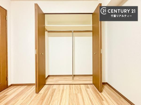 ���[ �L�x�Ȏ��[�X�y�[�X�ŁA�Z��Ԃ�������B
��������}���A��������Ԃ�ۂĂ���[�[���̏Z�܂��ł��B