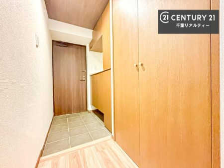 ���� �V���[�Y�{�b�N�X�t���B���ւ��Еt�����|�������₷���ł��I
�X�b�L���������ւŌ˂��J�����u�ԁA�������̂���S�n������Ԃ��o�}���Ă���܂��B