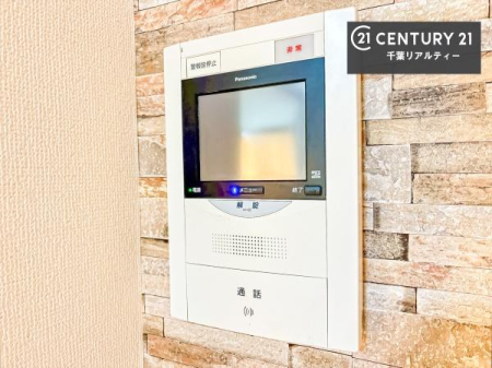 ���̑����� TV���j�^�[�t���C���^�[�z��������A�K��҂��f���Ŋm�F���Ă���Ή��ł��邽�߁A�h�Ɩʂ����S�ł��B���q�l�̂�����Ԏ��ɂ��S�����A���Ƒ��̈��S�E���S�ȕ�炵���T�|�[�g���܂��B