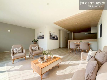 ���r���O �y���n�̔���J�Ò��z��؂ȉƑ����W�܂邩�炱��LDK�ɂ͂�����肽���B
�q�����������C�ɏ΂��Ȃ��瑖�����Ă���p�����������u�L���Ƃɂ��ėǂ������v�Ǝv���u�Ԃł��B�i�{�H��j