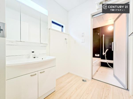 ���ʑ�E���ʏ� �O�ʋ��d�l�̐��ʏ��́A�g�����Ȃ݂����₷������I���͎��[�ɂȂ��Ă��܂��B�h���C���[�₨���ϓ����Еt������̂Ő��ʑ������X�b�L���ƌ����邱�Ƃ��o���܂��I�����t���Ŋ��C����������ł��܂��I