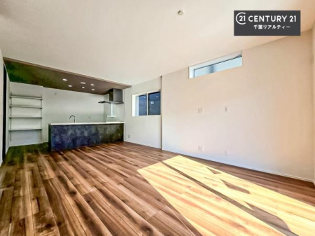 ���r���O �傫�ȑ����炽���Ղ�̗z���������閾�邢���r���O�B�J�����̂��郊�r���O�ŉƑ��c���̂��났�̎��Ԃ��߂����܂��B