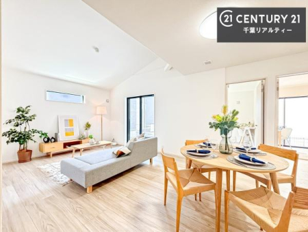 ���r���O ��؂ȉƑ����W�܂邩�炱��LDK�ɂ͂�����肽���B
�q�����������C�ɏ΂��Ȃ��瑖�����Ă���p�����������u�L���Ƃɂ��ėǂ������v�Ǝv���u�Ԃł��B