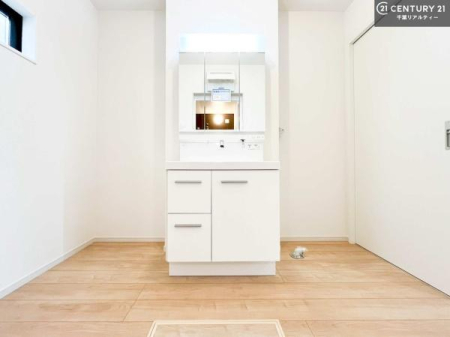 ���ʑ�E���ʏ� �O�ʋ��d�l�̐��ʏ��́A�g�����Ȃ݂����₷������I���͎��[�ɂȂ��Ă��܂��B�h���C���[�₨���ϓ����Еt������̂Ő��ʑ������X�b�L���ƌ����邱�Ƃ��o���܂��I