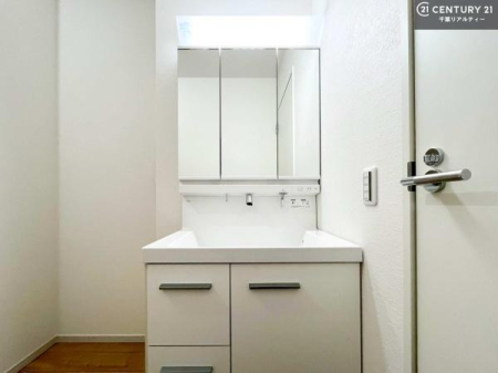 ���ʑ�E���ʏ� �O�ʋ��d�l�̐��ʏ��́A�g�����Ȃ݂����₷������I���͎��[�ɂȂ��Ă��܂��B�h���C���[�₨���ϓ����Еt������̂Ő��ʑ������X�b�L���ƌ����邱�Ƃ��o���܂��I