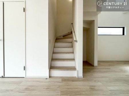 ���r���O ���r���O�K�i���̗p���邱�ƂŁA�Ƒ������R�Ɗ�����킹�铮���݌v�B
�O�o��A��̍ۂɕK�����r���O��ʂ邽�߁A�R�~���j�P�[�V���������܂�₷���A�Ƒ��̋C�z�������Ȃ����点�܂��B