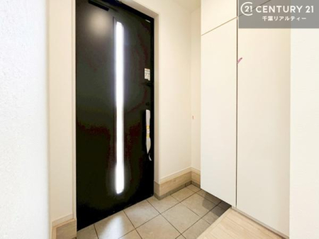 ���� �V���[�Y�{�b�N�X�t���B���ւ��Еt�����|�������₷���ł��I
�X�b�L���������ւŌ˂��J�����u�ԁA�������̂���S�n������Ԃ��o�}���Ă���܂��B