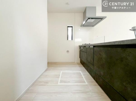 �L�b�`�� ��Ƃ肠�钲���X�y�[�X�ō�Ƃ����₷�����K�ȃL�b�`���ł��I
���q�l�ƈꏏ�ɂ��َq������y���߂�L�X�X�y�[�X�ł��B�y�����������ԂɂȂ肻���ł��ˁI