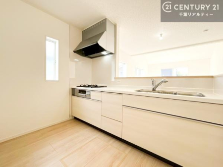 �L�b�`�� ��l�C�̑Ζʎ��V�X�e���L�b�`�����̗p���Ă��܂��I���Ƒ��̃R�~���j�P�[�V���������R�Ƒ�����݌v�ł��B
���q�l�ɂ��ڂ��͂��̂Ŋ������ł��ˁB���[�͂�����܂��I