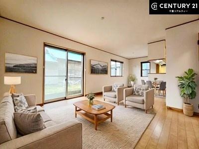 ���r���O �傫�ȑ����炽���Ղ�̗z���������閾�邢���r���O�B�J�����̂��郊�r���O�ŉƑ��c���̂��났�̎��Ԃ��߂����܂��B�y���n���w��J�Ò��z