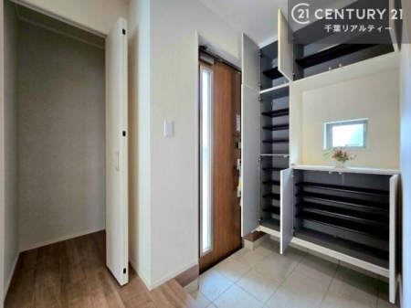 ���� �V���[�Y�{�b�N�X�t���Ȃ̂ŁA���ւ��Еt�����|�������₷���ł��I
�X�b�L���������ւŌ˂��J�����u�ԁA�������̂���S�n������Ԃ��o�}���Ă���܂��B