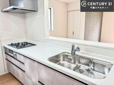 �L�b�`�� ��l�C�̑Ζʎ��V�X�e���L�b�`�����̗p���Ă��܂��I���Ƒ��̃R�~���j�P�[�V���������R�Ƒ�����݌v�ł��B
���q�l�ɂ��ڂ��͂��̂Ŋ������ł��ˁI�L�X�g���ĉ��K�ō�Ƃ��i�݂܂��B